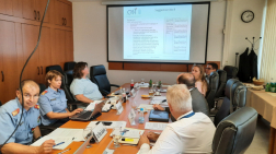 A megbeszélés résztvevői az asztal mellett