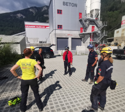 A HUNOR mentőkutyás egységének tagja az IRO Svájcban megtartott képzésén.