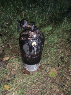 A tűzoltók a munkálatok közben kihoztak az épületből egy gázpalackot