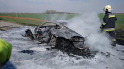 Járműtüzet oltanak az ácsi önkormányzati tűzoltók