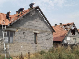 Vihar tépázta háztetőn dolgoznak a mezőcsáti önkéntes tűzoltók