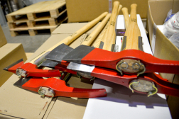 A képen vadonatúj bontóbalták