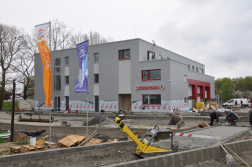 Tűzoltó- parancsnokság homlokzata és az udvar térburkolása