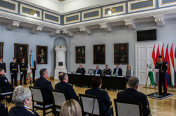 Igazgató beiktatási ünnepség csoport kép