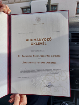 A díszoklevél kinyitva