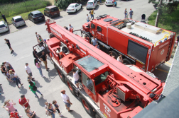 Nyitott szertárkapuk