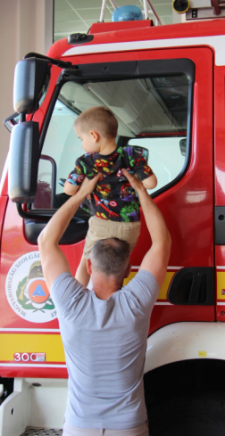 Nyitott szertárkapuk