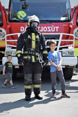 Nyitott szertárkapuk