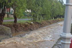 Gyöngyöstarjánon ketten meghaltak a nagy esőzések következtében: egyiküket a megáradt patak vize sodorta el, másikukat a hirtelen lezúduló víz egy pincerendszerbe sodorta. 