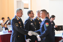 kézfogás és diplomaátvétel