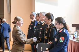 hölgy veszi át a diplomáját