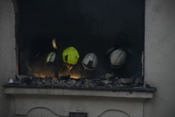 Tűzoltók dolgoznak a XI. kerületi Kruspér utcai társasház tüzénél