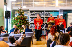 Az átadás pillanatai