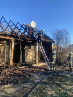 Két holttestet találtak egy adácsi házban