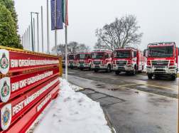 Utcakép fecskendőkkel