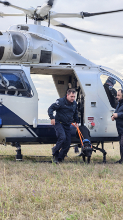 Helikopteres gyakorlaton a Hunor keresőkutyás egysége