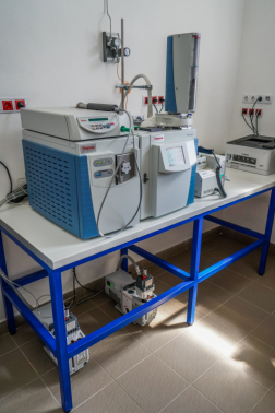  Thermo Scientific gyártású gázkromatográf-tömegspektrométer mérőberendezés összekapcsolva egy pirolizátorral, amely műszer együttes különböző szilárd anyagok termikus bomlása során keletkező termékek