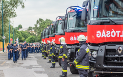Az átadáson az átadott tűzoltó gépjárművek és tűzoltó tisztek.