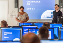 Oktatás a nyílt forráskódú, szabadon hozzáférhető rendszerek alkalmazására, két oktatóval és a kollégákkal.