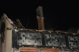 Leégett tető, árván meredező kémény