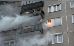 	Egy lakótelepi lakás ablakából lángok csapnak ki és füst áramlik
