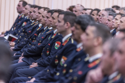 Társasági egyenruhás tűzoltók a széksorokban