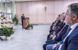 Távoli fotó a pulpitusnál beszélő főigazgatóról