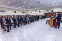 Évértékelő beszédét tartja az országos katasztrófavédelmi főigazgató - a széksorokban a katasztrófavédelem vezetői, a társ- és együttműködő szervezetek vezetői