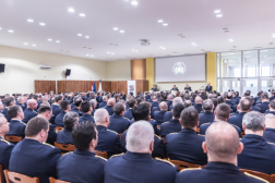 Távoli fotó az évértékelő beszédét tartó Kontrát Károly államtitkárról