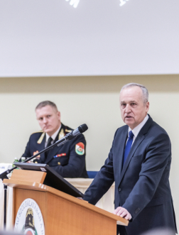 Kontrát Károly a pulpitusnál, háttérben Erdélyi Krisztián főigazgató-helyettes