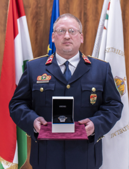 Az év zászlósa, tiszthelyettese funkcionális kategóriában Steiner János Norbert tűzoltó törzszászlós, a Fővárosi Katasztrófavédelmi Igazgatóság informatikai osztály referense