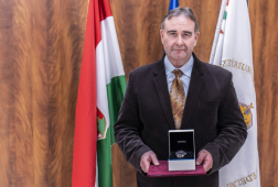 Az Év Munkavállalója Sztoján János, a BM OKF Gazdasági Ellátó Központ asztalosa