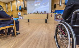 Távolban középen az eredményhirdetés elöljárói, a kép jobb szélén kerekesszékes kolléga