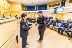 A főigazgatóság humánszolgálat-vezetője elismerést ad át