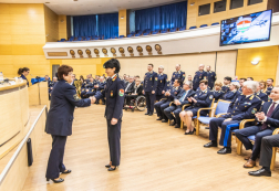 A főigazgatóság humánszolgálat-vezetője elismerést ad át