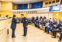 A főigazgatóság humánszolgálat-vezetője elismerést ad át