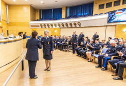 A főigazgatóság humánszolgálat-vezetője elismerést ad át