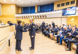 A főigazgatóság humánszolgálat-vezetője elismerést ad át