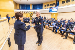 A főigazgatóság humánszolgálat-vezetője elismerést ad át