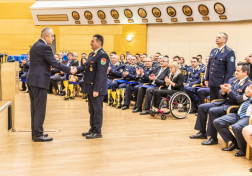 Kontrát Károly belügyminisztériumi államtitkár elismerést ad át