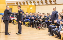 Kontrát Károly belügyminisztériumi államtitkár elismerést ad át