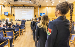 Elismerésre váró kollégák sorban állnak