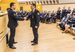 Az Országos Katasztrófavédelmi Sportegyesület vezetője elismerést ad át