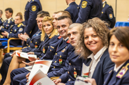 Tűzoltó kollégák ülnek mosolyogva sorban