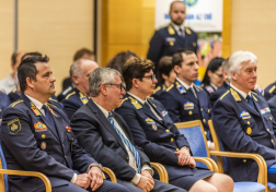 Vezetők a széksorokban