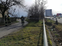 Az úton keresztben fekvő, kitört villanyoszlop