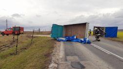 Felborult kisteherautó az úton