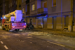 Esti felvétel a viharban hulló vakolatról, a kép bal oldalán tűzoltó magasból mentő