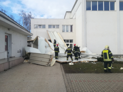 Épület tetejéről lefújt lemezeket távolítanak el a tűzoltók
