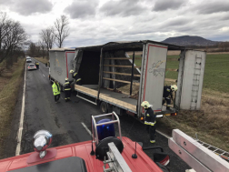 Félig felborult ponyvás pótkocsi kerekeire állítása - a fénykép a tűzoltófecskendő tetejéről készült